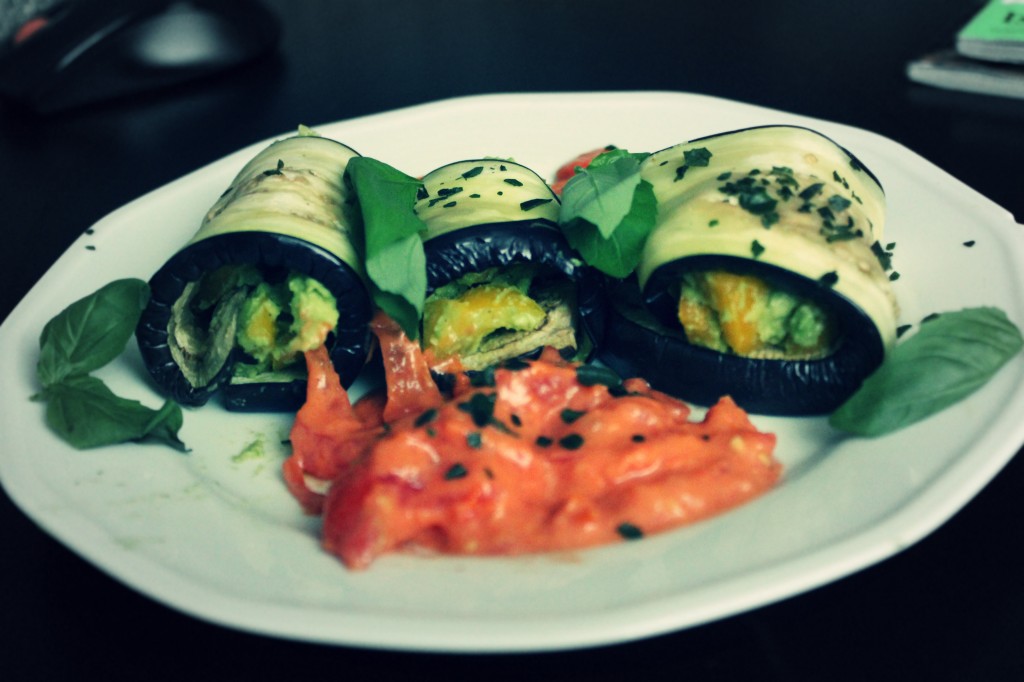 Gefüllte Auberginenröllchen mit Paprika-Zitronenavocado-Füllung und Tomatensoße