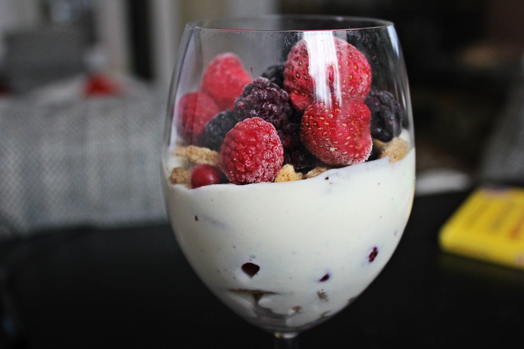 Beeren Chrumble mit Agavendicksaft gesüßter Sojajoghurt, Früchte und (natürlich veganer) zerbröselter Dinkelkeks – in Lagen geschichten und mit Genuss gegessen! :D